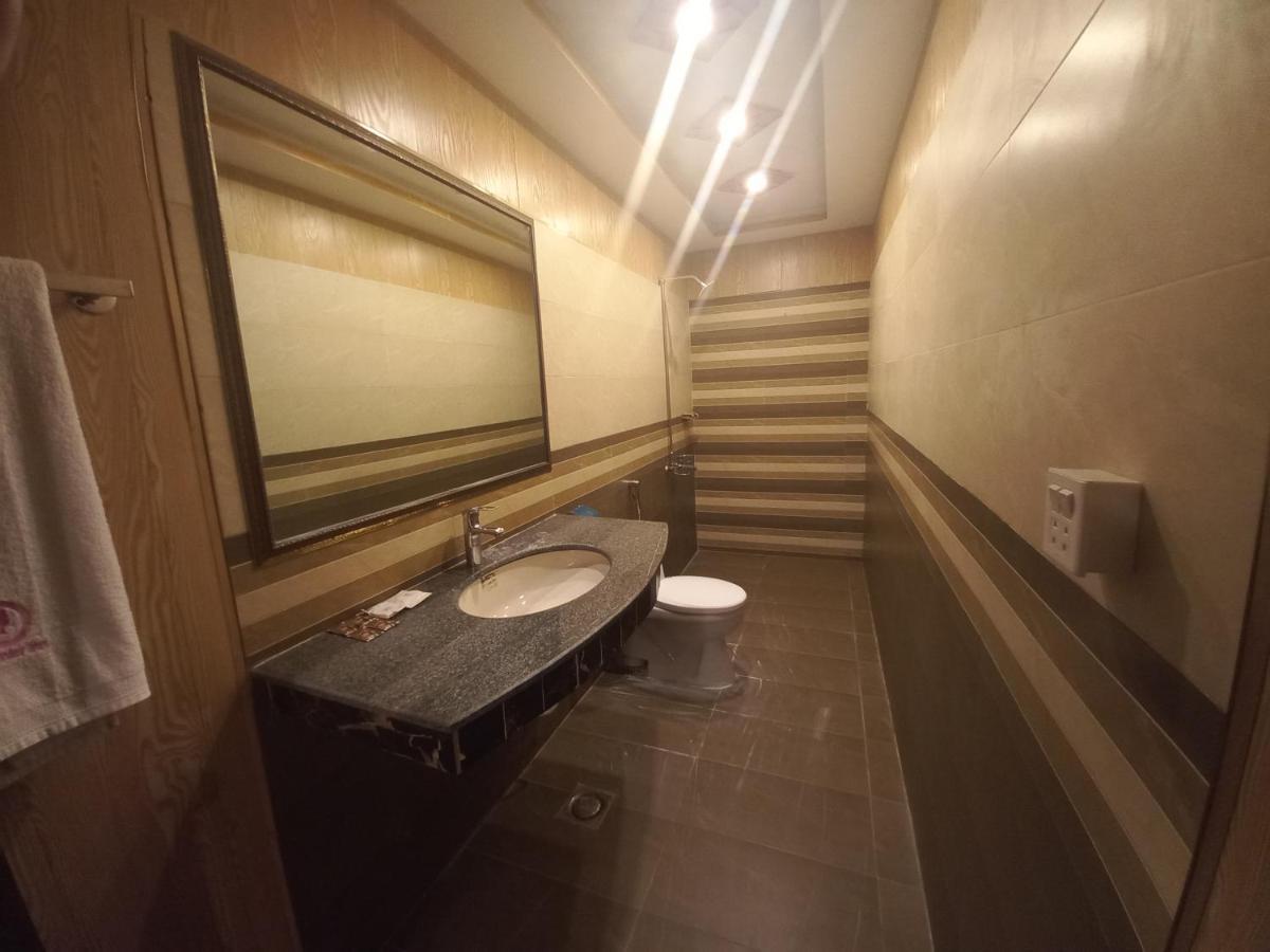 Premier Inn Johar Town Лахор Екстериор снимка