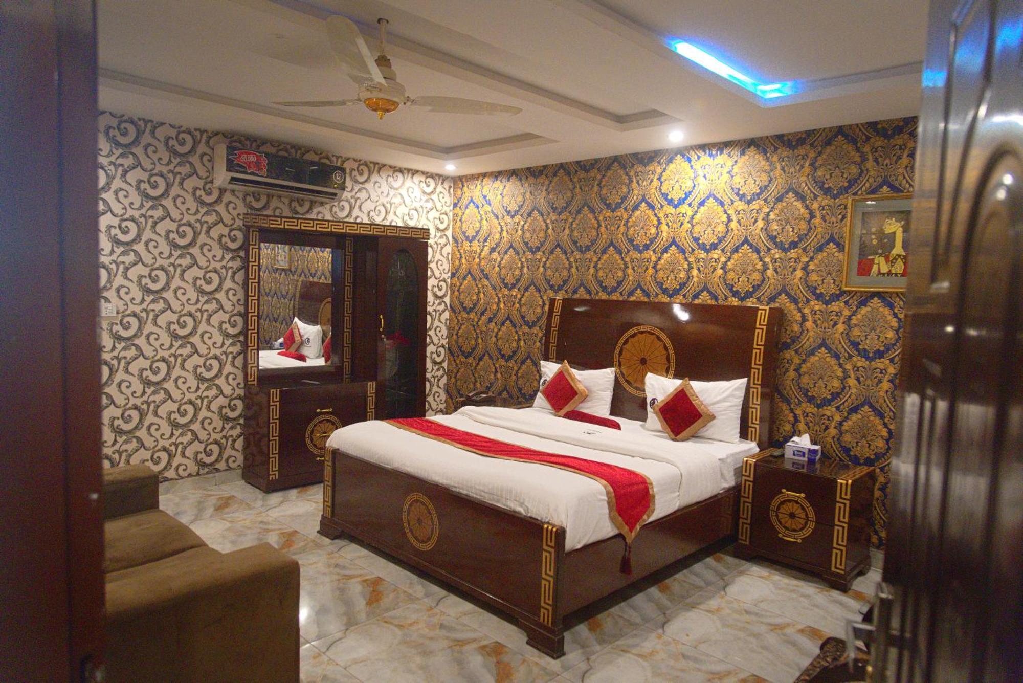 Premier Inn Johar Town Лахор Екстериор снимка