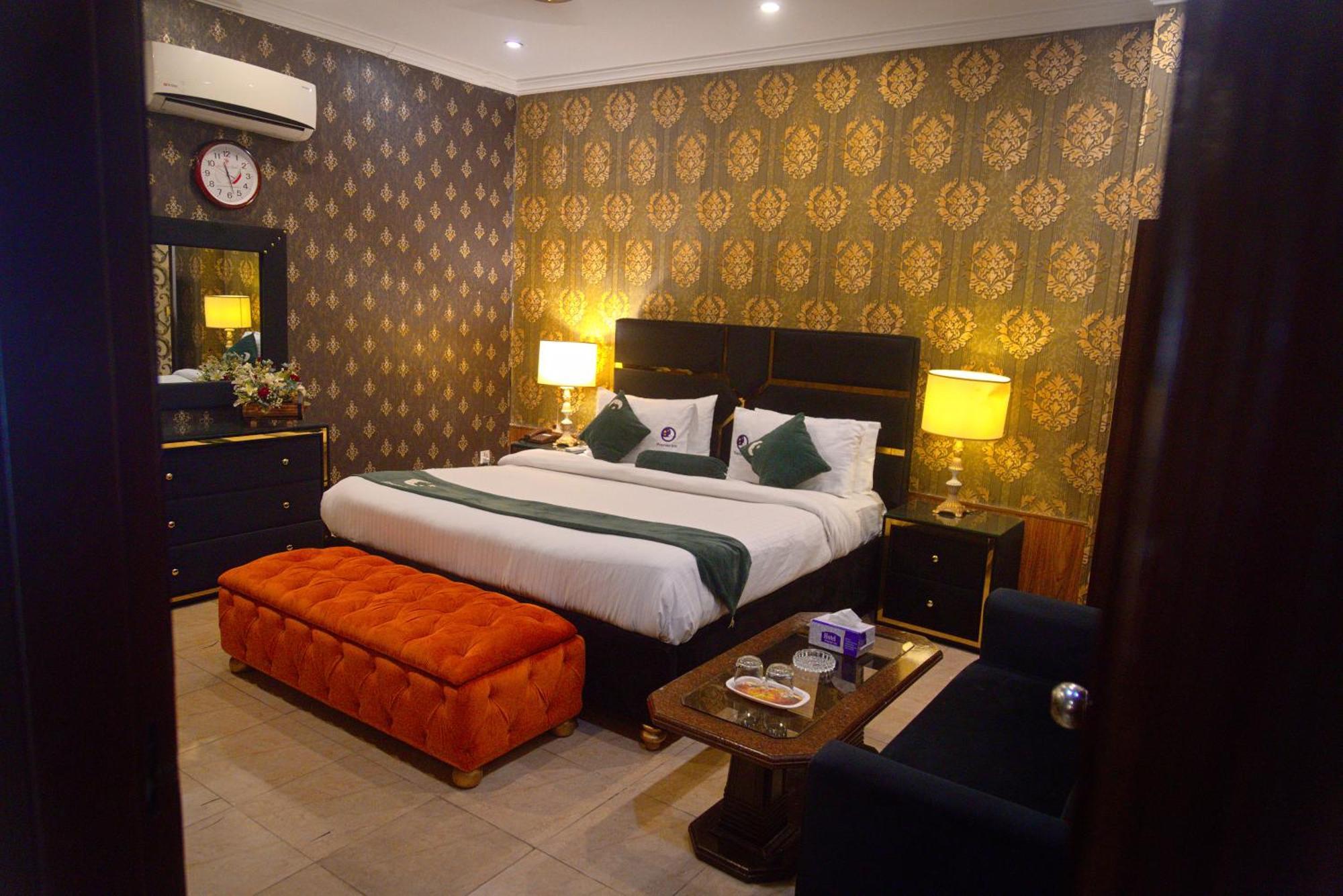 Premier Inn Johar Town Лахор Екстериор снимка