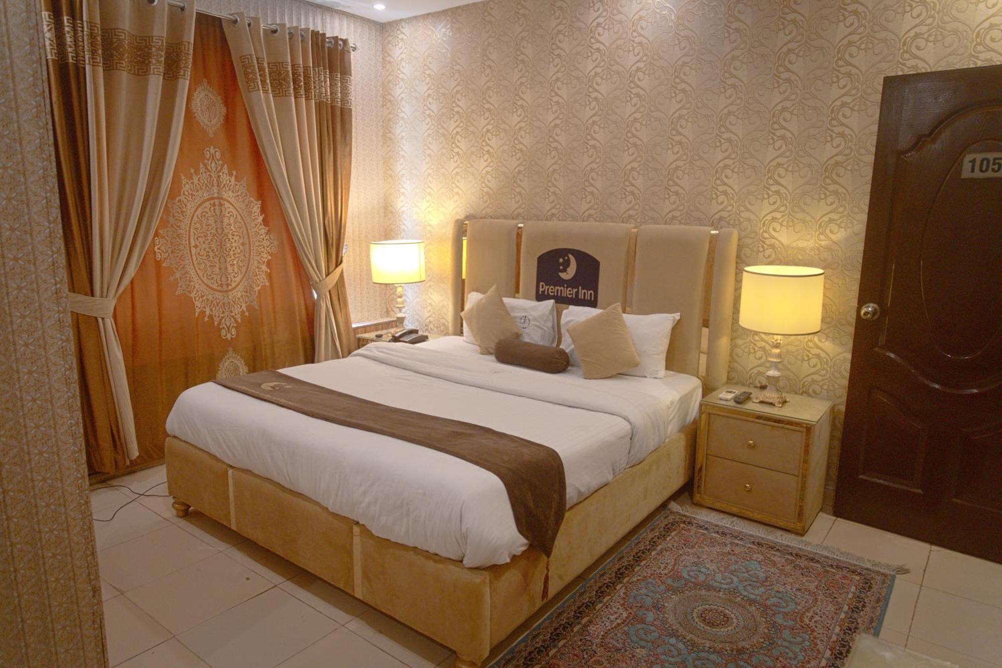 Premier Inn Johar Town Лахор Екстериор снимка