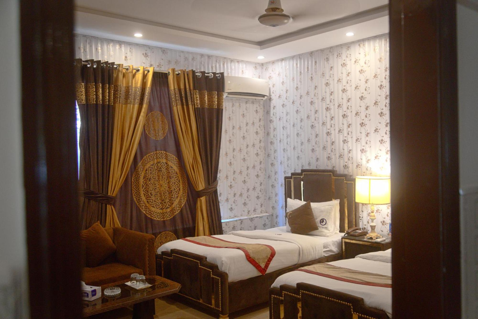 Premier Inn Johar Town Лахор Екстериор снимка