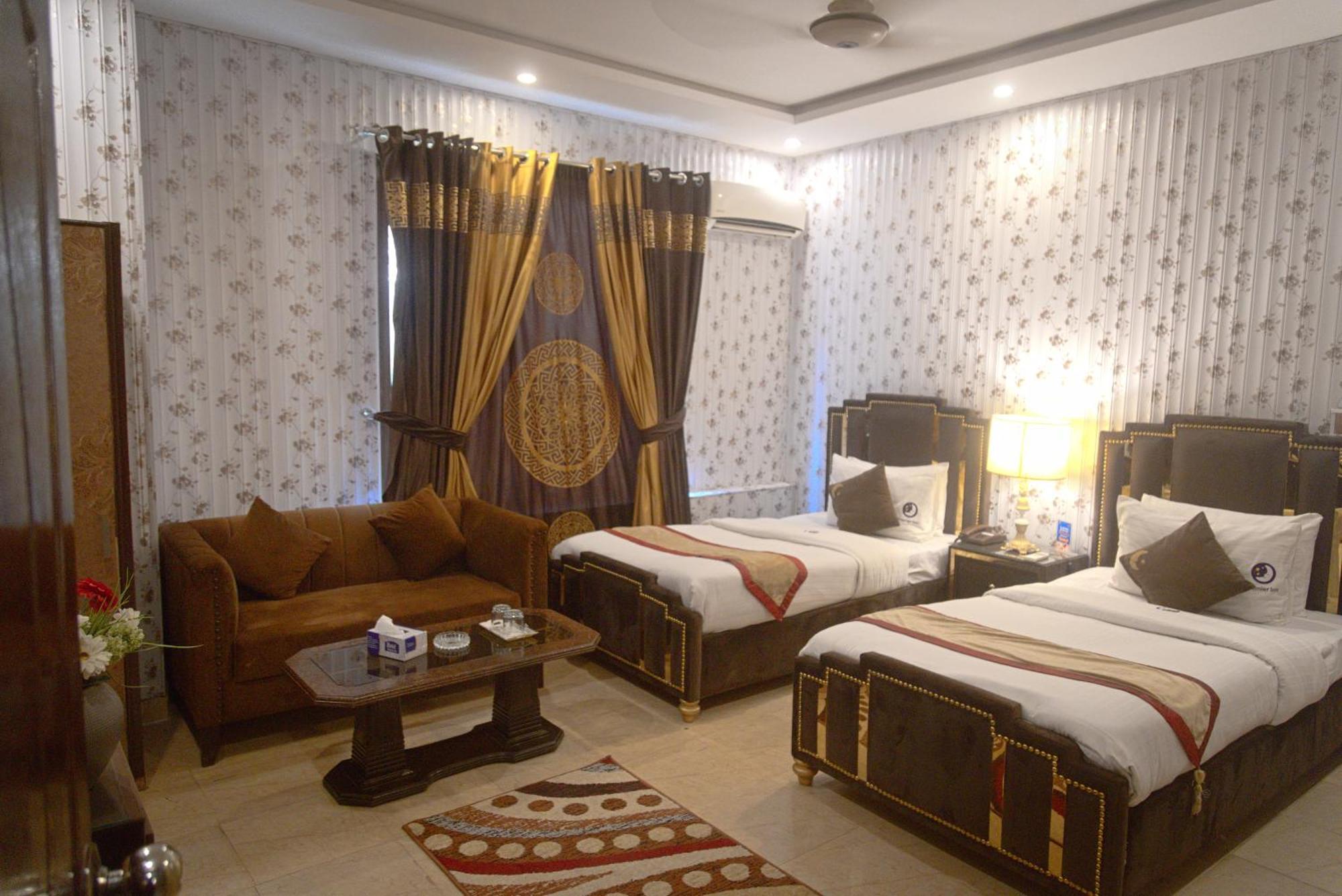 Premier Inn Johar Town Лахор Екстериор снимка