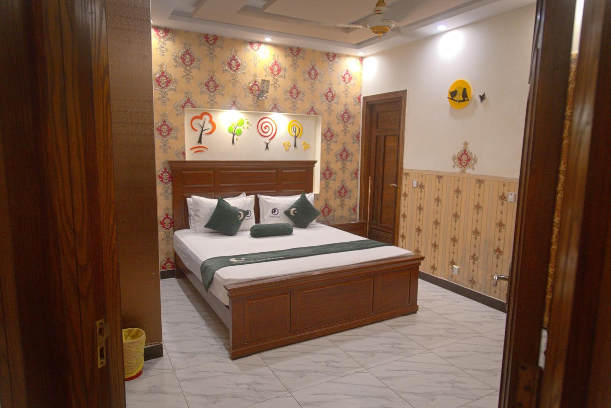 Premier Inn Johar Town Лахор Екстериор снимка