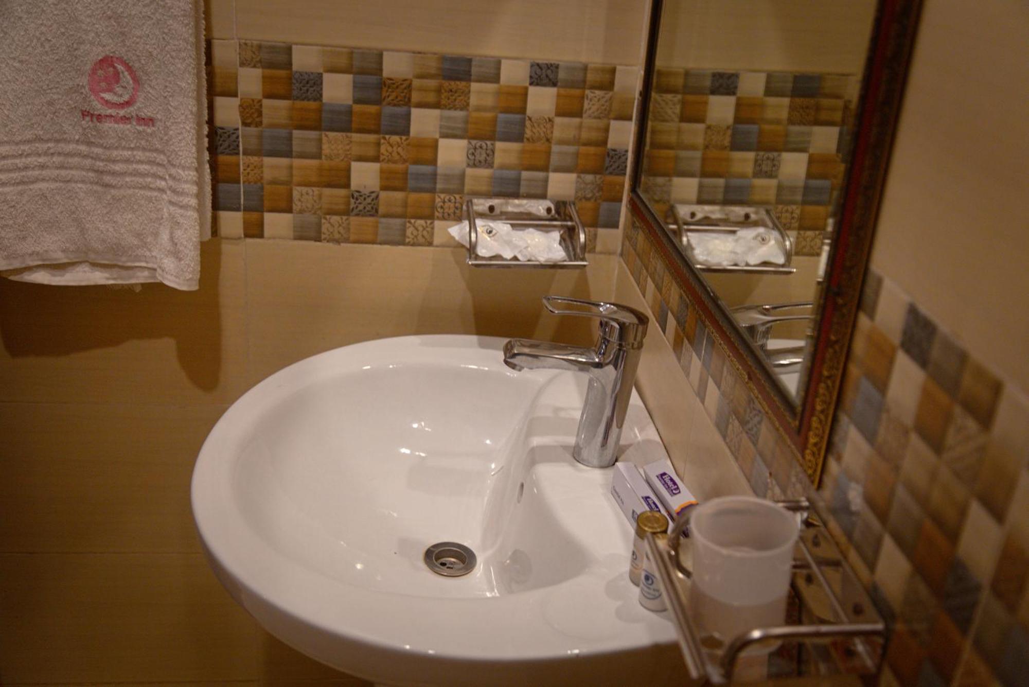 Premier Inn Johar Town Лахор Екстериор снимка