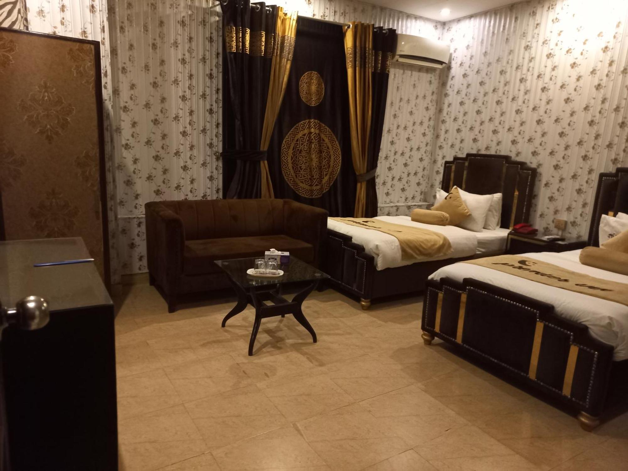 Premier Inn Johar Town Лахор Екстериор снимка