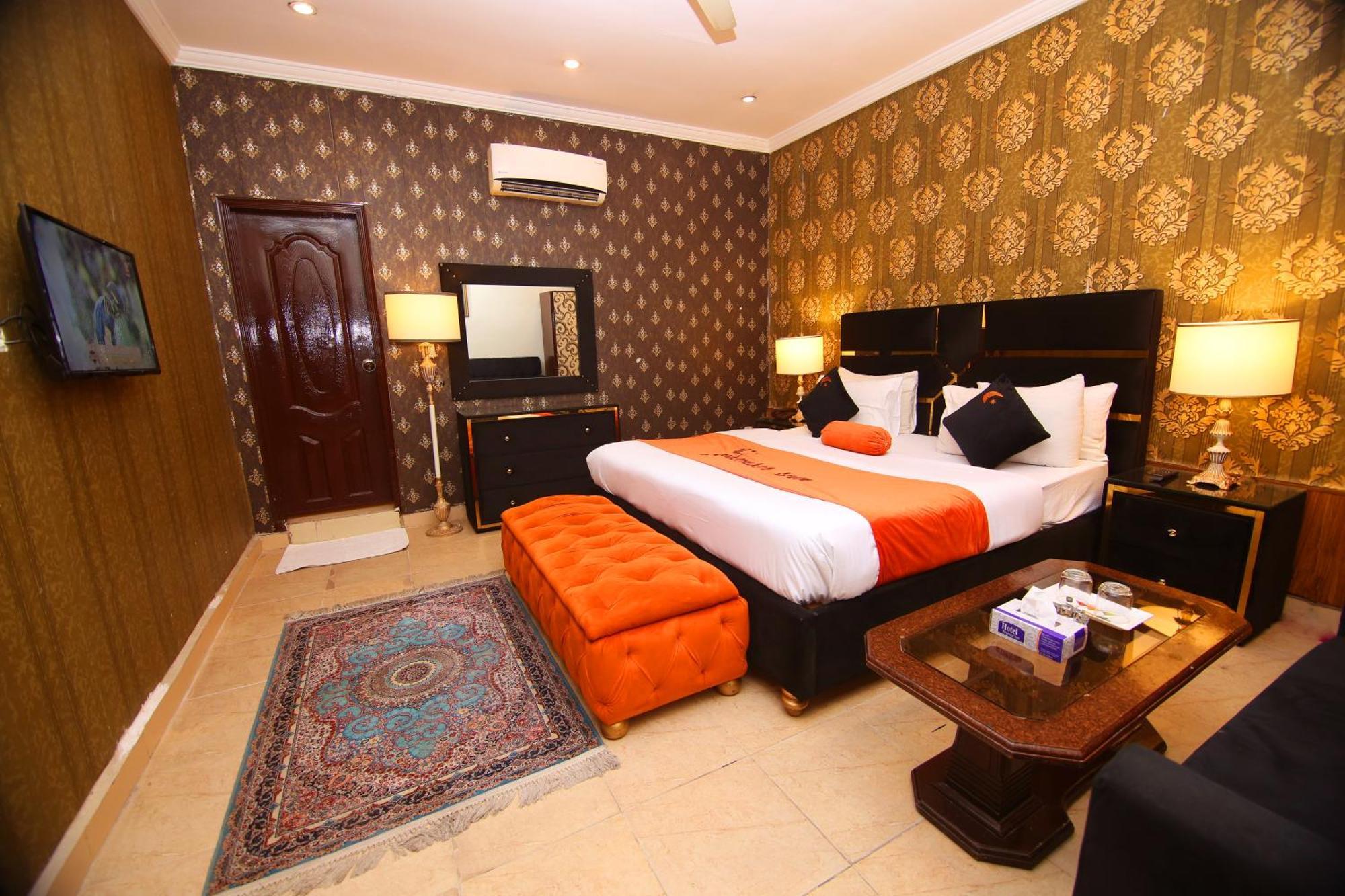 Premier Inn Johar Town Лахор Екстериор снимка