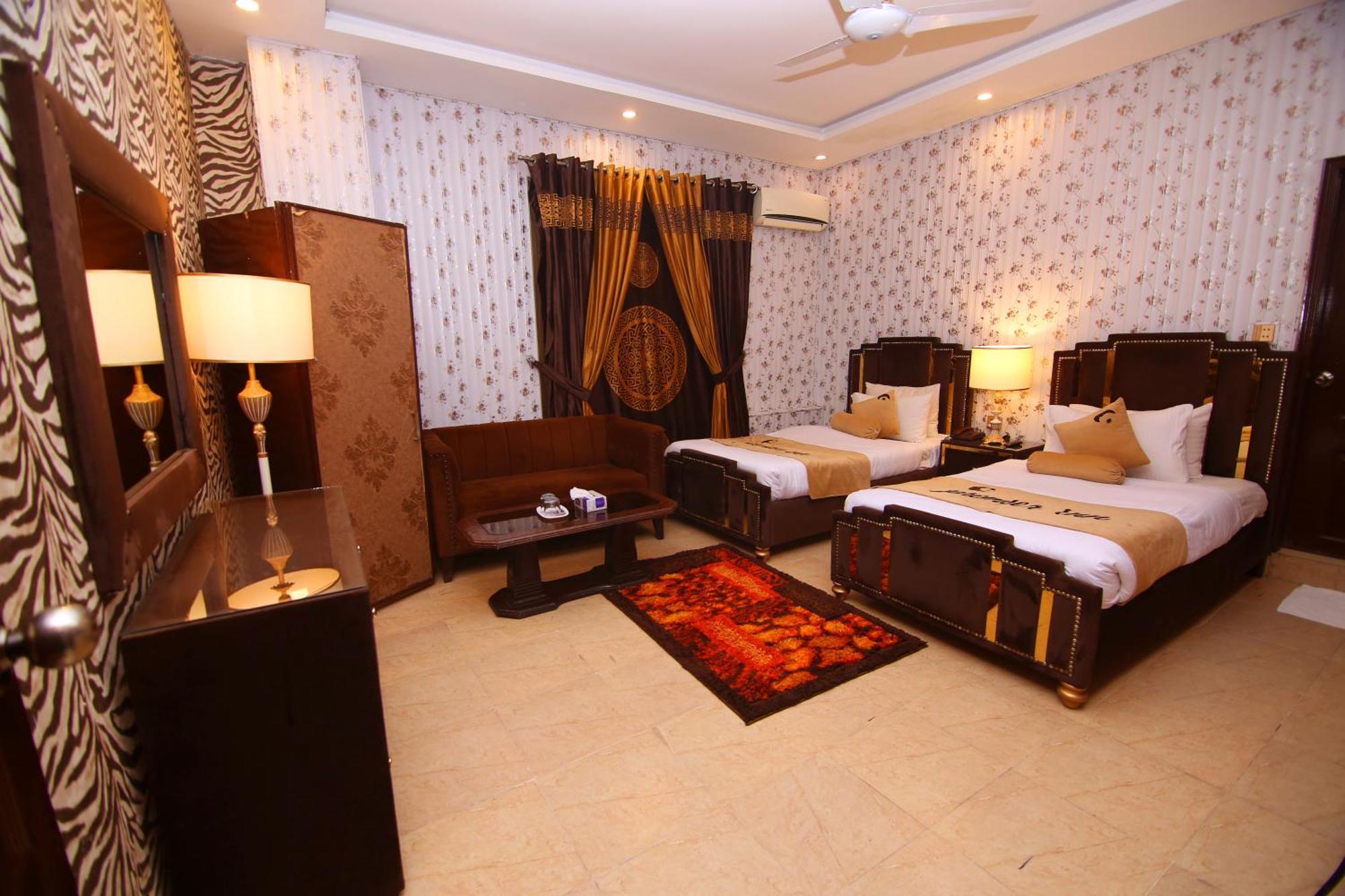 Premier Inn Johar Town Лахор Екстериор снимка
