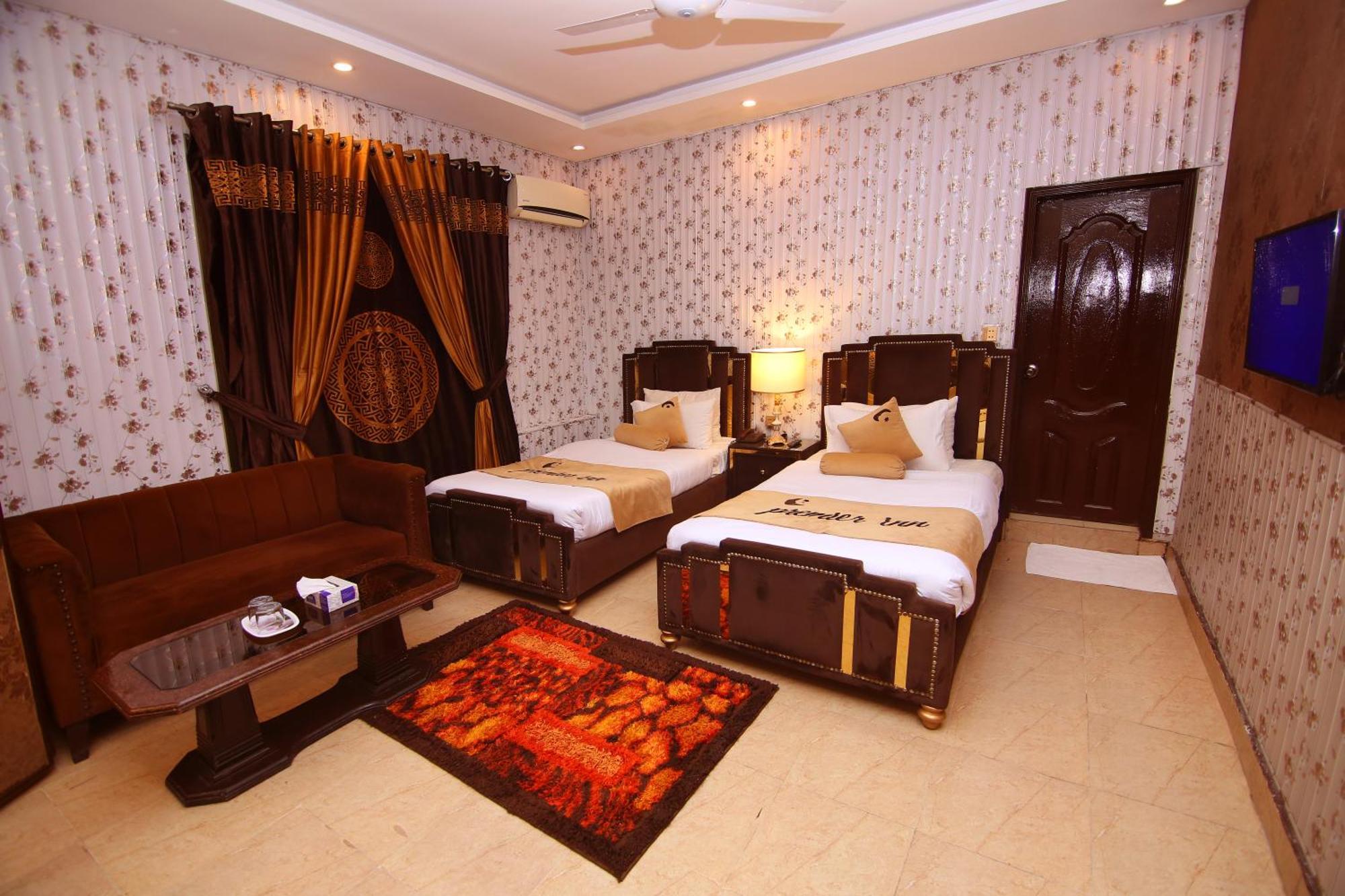 Premier Inn Johar Town Лахор Екстериор снимка